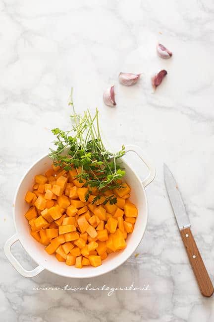 Tagliare la zucca a dadini - Ricetta Pasta e Zucca