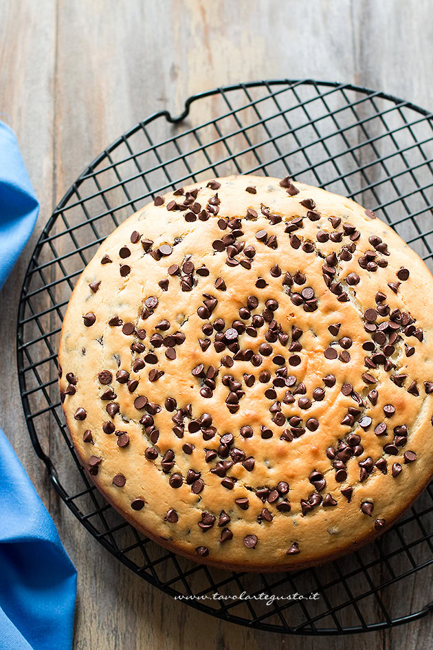 Torta con gocce di cioccolato appena sfornata - Ricetta Torta con gocce di cioccolato