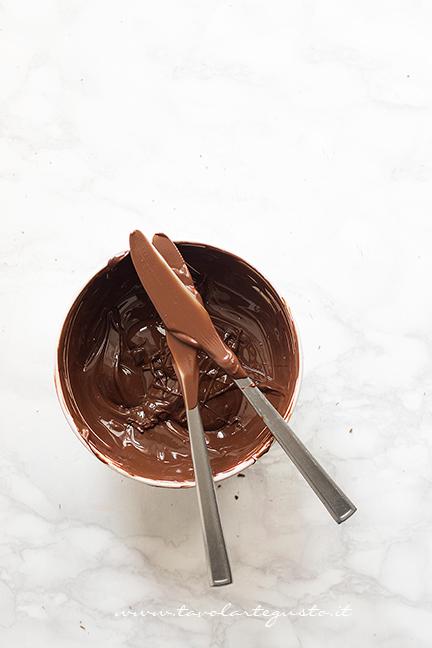 Trattare il cioccolato sciolto con le lame - Ricetta Torrone dei morti