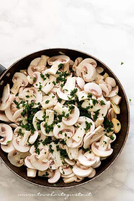 Trifolare i Funghi i padella - Ricetta Funghi Trifolati