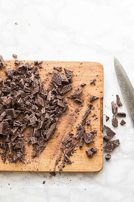 Tritare il cioccolato con un coltello - Ricetta Torrone dei morti