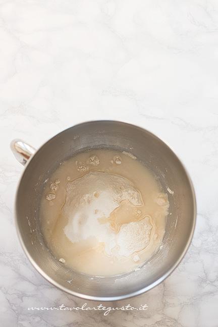Aggiungere acqua, zucchero e farina - Ricetta Brioche senza burro, senza uova e latte (Brioche all'acqua)