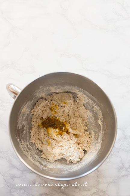 Aggiungere il mix di aromi - Ricetta Brioche senza burro, senza uova e latte (Brioche all'acqua)