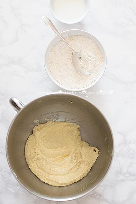 Aggiungere le farine e il latte - Ricetta Torta al limone e mandorle