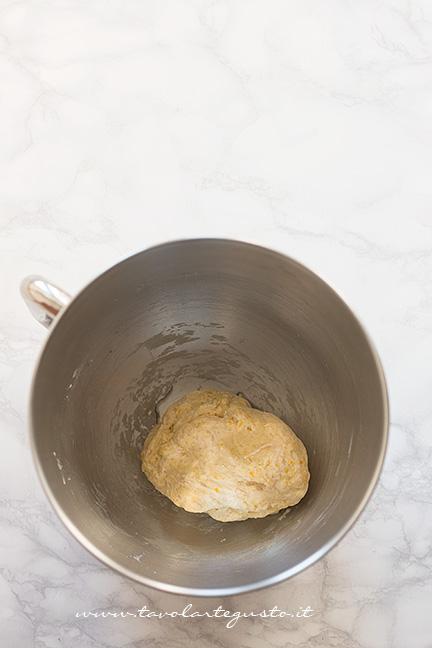 Aggiungere l'olio - Ricetta Brioche senza burro, senza uova e latte (Brioche all'acqua)