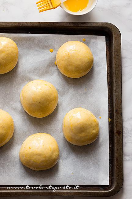 Brioche pronte per la cottura - Ricetta Brioche senza burro, senza uova e latte (Brioche all'acqua)