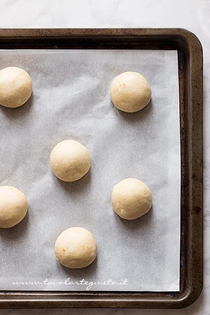 Brioches pronte per la lievitazione - Ricetta Brioche senza burro, senza uova e latte (Brioche all'acqua)