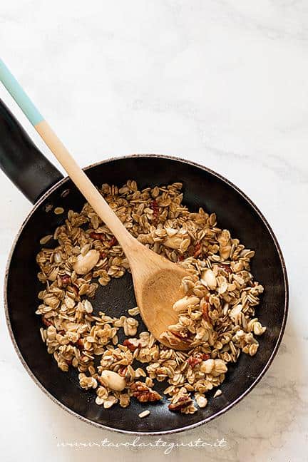 Cuocere (Tostare) in padella il Muesli (1) - Ricetta Muesli fatto in casa