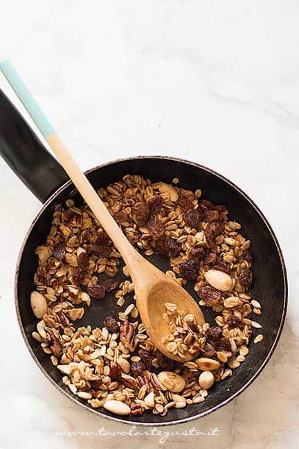 Cuocere (Tostare) in padella il Muesli (2) - Ricetta Muesli fatto in casa