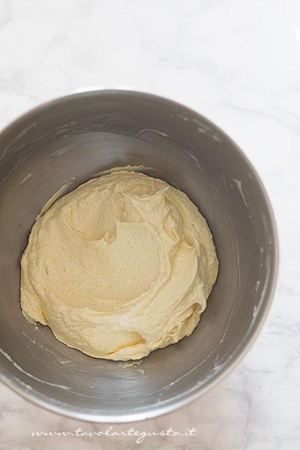 L'impasto con l'aggiunta di uova - Ricetta Torta al limone e mandorle