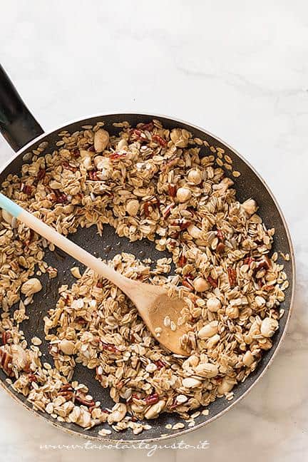 Mantecare iil mix di cereali e frutta secca con lo sciroppo - Ricetta Muesli fatto in casa
