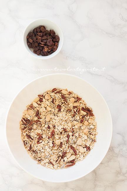 Mescolare tutto tranne l'uvetta - Ricetta Muesli fatto in casa