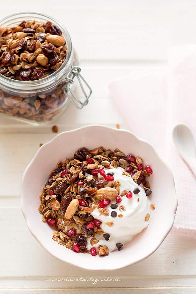 Muesli fatto in casa con lo yogurt, gocce di cioccolato e melograno - Ricetta Muesli