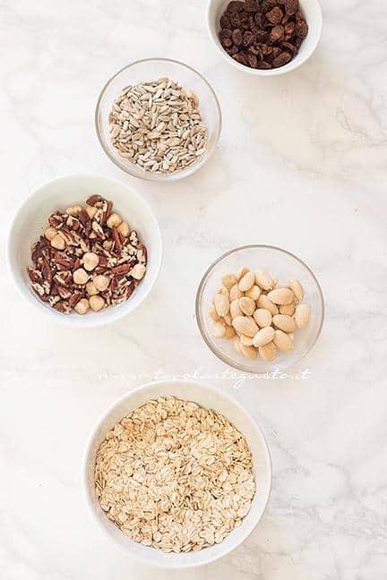 Pesare i cereali e la frutta secca - Ricetta Muesli fatto in casa