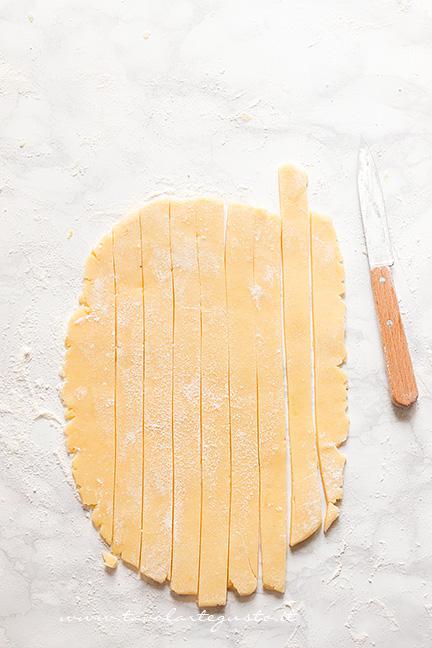 Tagliare le strisce decorative di pasta frolla - Ricetta Crostata al Cioccolato