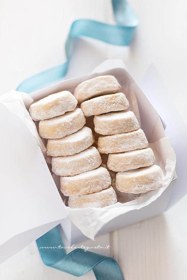 Biscotti all'arancia confezionati nella scatola - Ricetta Biscotti all'arancia