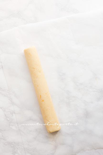Come formare un salsicciotto con l'impasto 2 - Ricetta Biscotti all'arancia senza uova