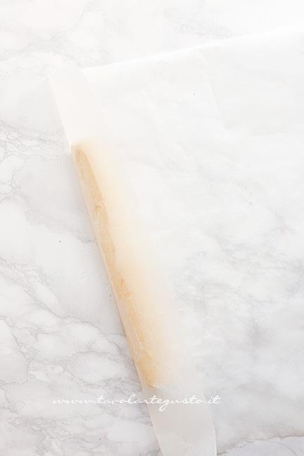 Come formare un salsicciotto con l'impasto1 - Ricetta Biscotti all'arancia senza uova