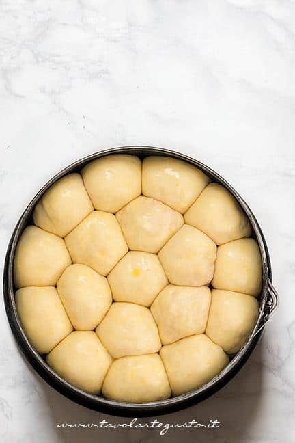 Danubio appena lievitato, pennellato con tuorlo e latte - Ricetta Danubio Salato