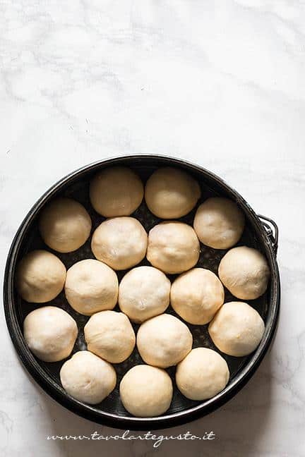 Disporre le palline di Danubio in una teglia - Ricetta Danubio Salato