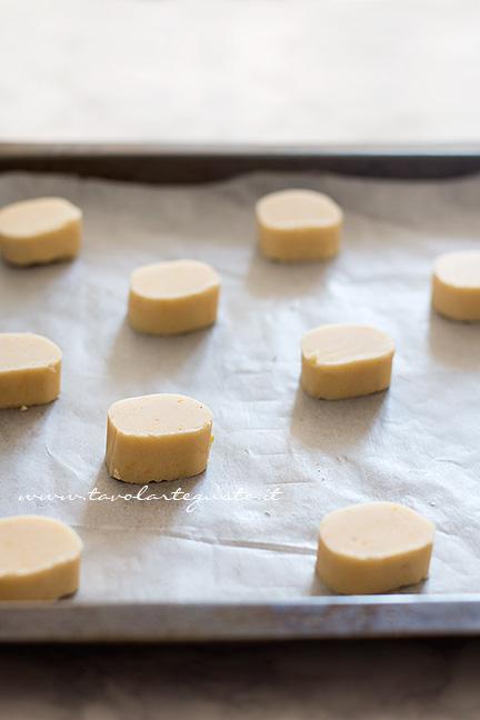 I Biscotti all'arancia pronti per essere infornati - Ricetta Biscotti all'arancia senza uova
