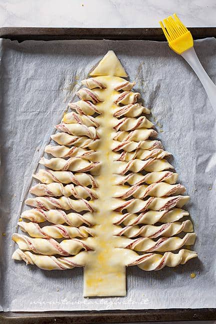 Pennellare l'albero con tuorlo e acqua - Ricetta Albero di Natale di pasta Sfoglia