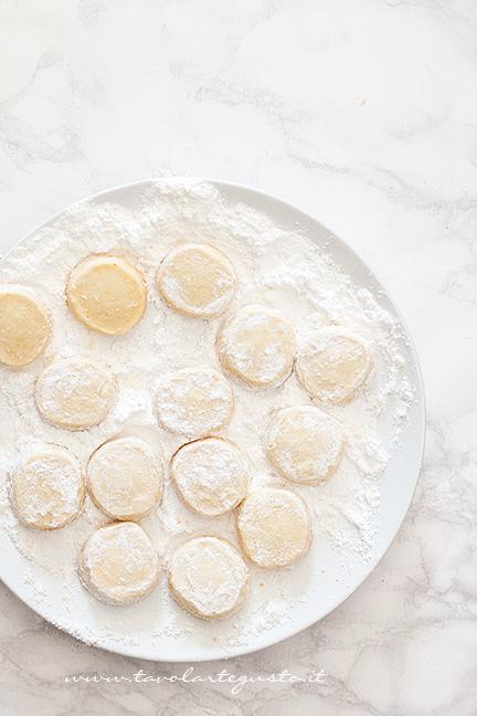 Ricoprire i Biscotti di zucchero a velo - Ricetta Biscotti all'arancia senza uova