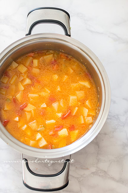 Aggiungere acqua in pentola - Ricetta Pasta e patate