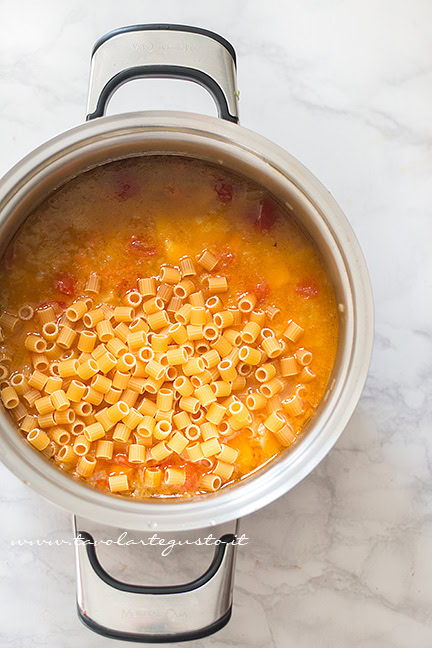 Aggiungere la pasta - Ricetta Pasta e patate