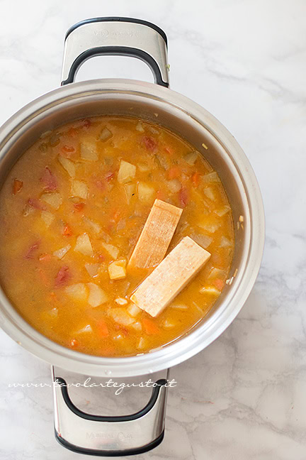 Aggiungere le croste di parmigiano - Ricetta Pasta e patate