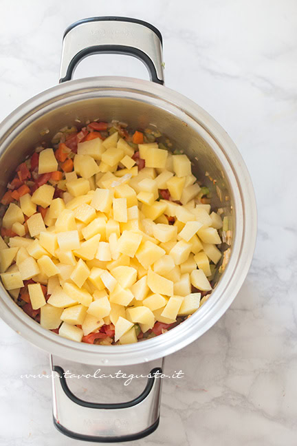 Aggiungere le patate - Ricetta Pasta e patate