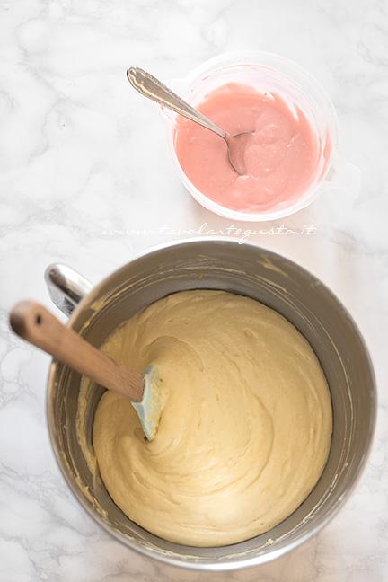 Colorare di rosa o rosso una piccola parte di impasto - Ricetta Plumcake con cuore a sopresa