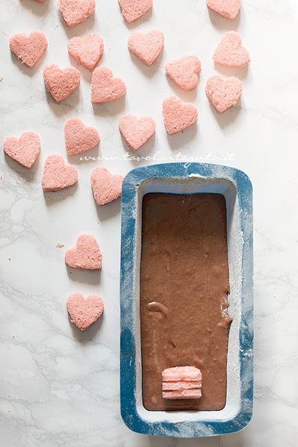 Inserire i cuoricini nel plumcake - Ricetta Plumcake con cuore a sopresa