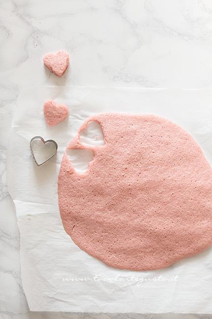 Ricavare i cuoricini dall'impasto rosa - Ricetta Plumcake con cuore a sopresa