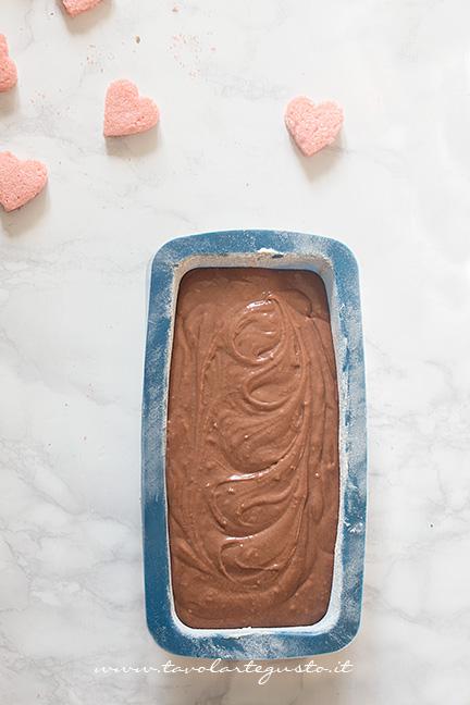Ricoprire i cuoricini con il resto dell'impasto - Ricetta Plumcake con cuore a sopresa
