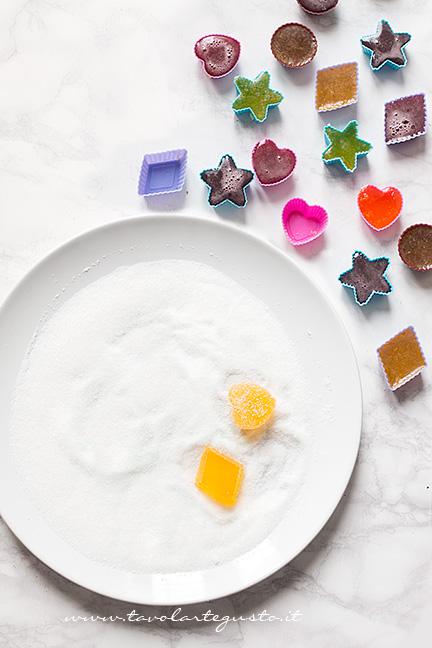 Ricoprire le Caramelle Gelèe con lo zucchero - Ricetta Caramelle Gelèe