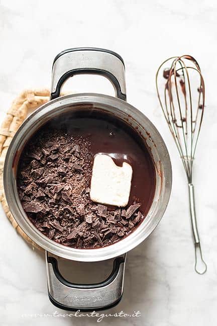 Aggiungere Cioccolato tritato e burro - Ricetta Sanguinaccio dolce al cioccolato