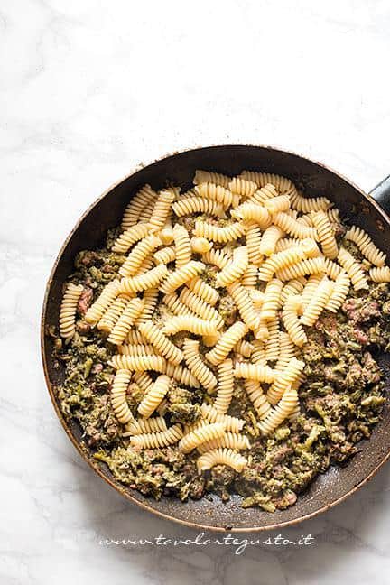 Aggiungere la pasta - Ricetta Pasta bro