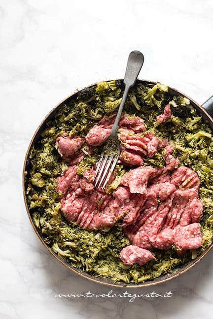 Aggiungere la salsiccia e schiacciarla con la forchetta - Ricetta Pasta broccoli e salsiccia