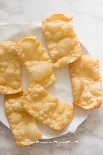Come friggere le Chiacchiere - Ricetta Chiacchiere di Carnevale