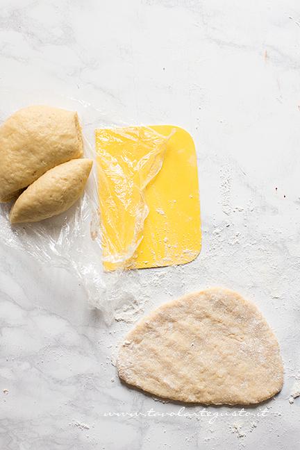 Come stendere la sfoglia delle Chiacchiere 1 - Ricetta Chiacchiere di Carnevale