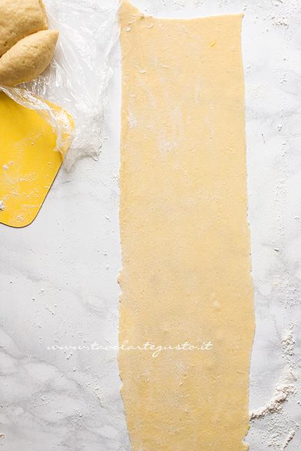 Come stendere la sfoglia delle Chiacchiere 4 - Ricetta Chiacchiere di Carnevale