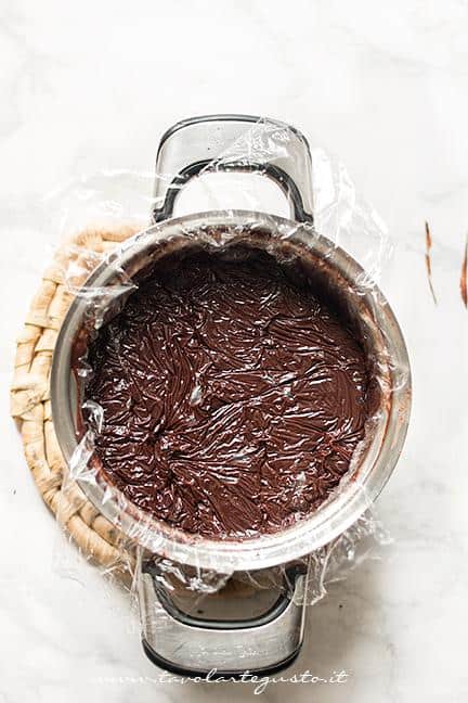 Coprire il Sanguinaccio con una pellicola- Ricetta Sanguinaccio dolce al cioccolato