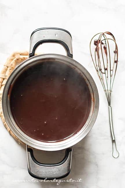 Fare addensare la crema sul fuoco - Ricetta Sanguinaccio dolce al cioccolato