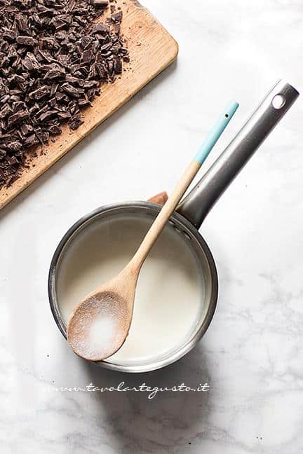 Preparare la Gananche al cioccolato fondente 1 - Ricetta Tarte au Chocolat veloce e facilissima