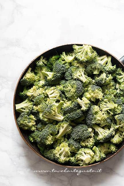 Saltare i broccoli in padella - Ricetta Pasta broccoli e salsiccia