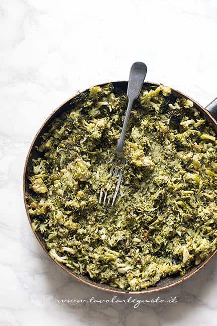 Sciacchiare con la forchetta i broccoli - Ricetta Pasta broccoli e salsiccia