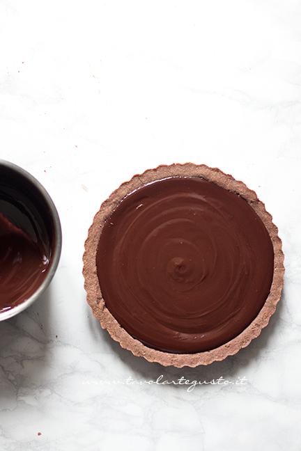 Versare la Ganache nel Guscio di frolla - Ricetta Tarte au Chocolat veloce e facilissima