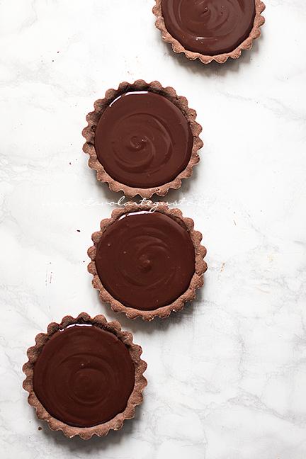Versare la Ganache nelle piccole Tarte - Ricetta Tarte au Chocolat veloce e facilissima