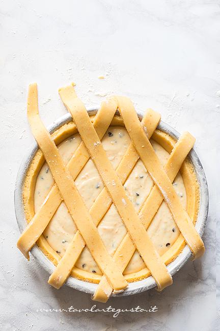 Adagiare le altre strisce - Ricetta Crostata di Ricotta Cremosa con gocce di cioccolato